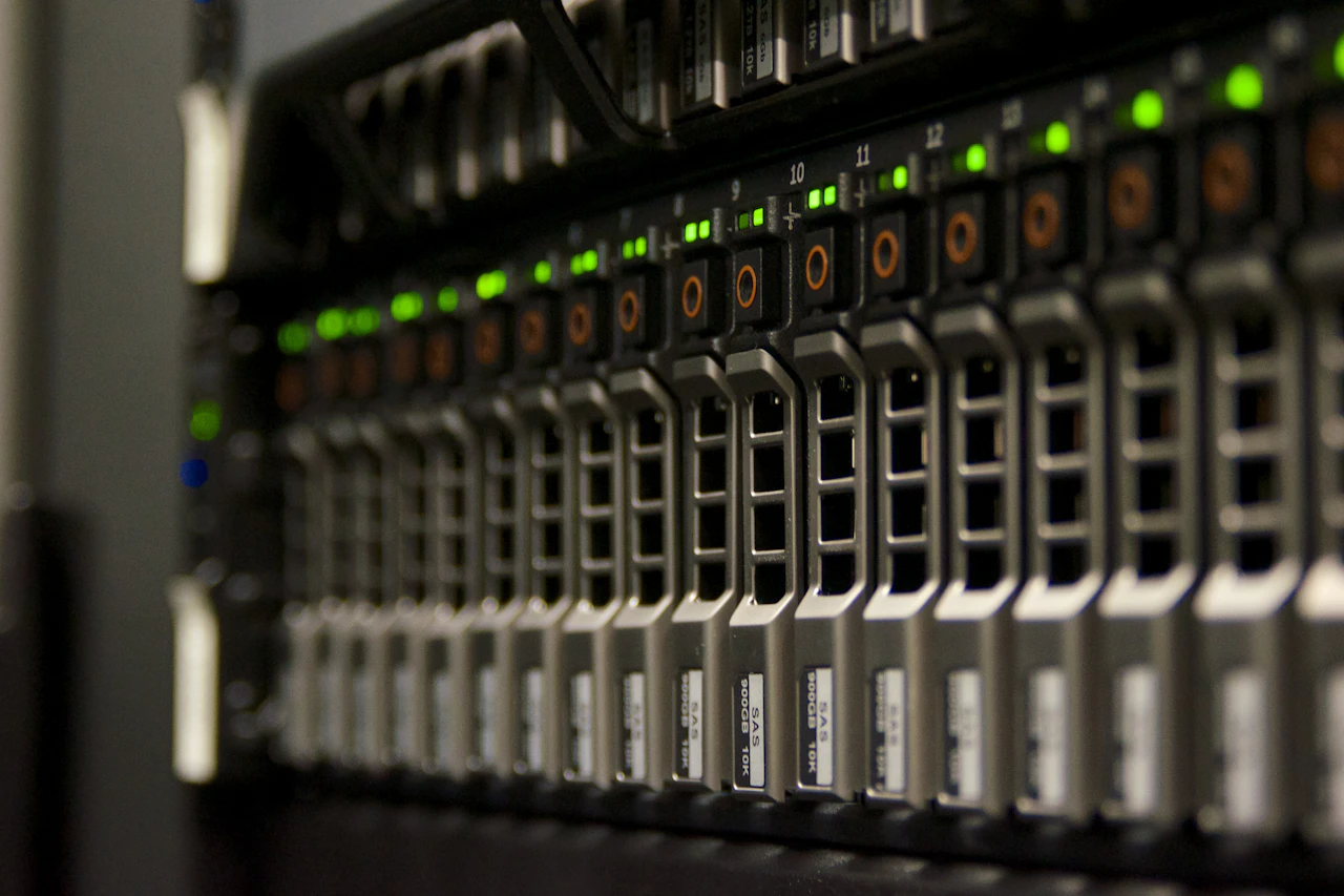 Detail drive bay dan indikator pada perangkat server rack-mount